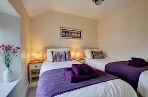 3 habitaciones, tabla de planchar con plancha y cuna de viaje 