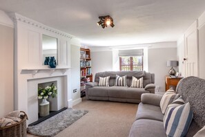 TV - 3 Bed in Braunton (oc-cross) (Braunton)