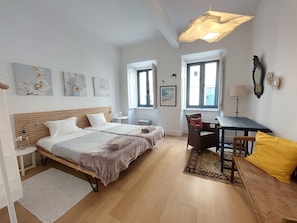 1 habitación, tabla de planchar con plancha, wifi gratis y ropa de cama