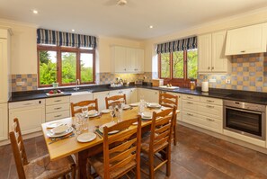 Micro-ondas, fogão, lava-louças, cadeirão de bebê