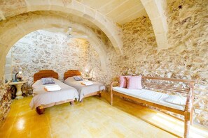 3 chambres, fer et planche à repasser, Wi-Fi gratuit, draps fournis