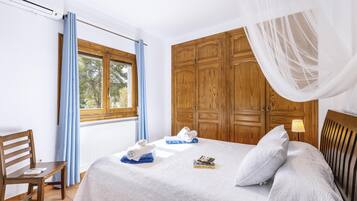 9 slaapkamers, een strijkplank/strijkijzer, wifi, beddengoed