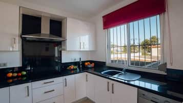 Frigorífico, microondas, horno y lavavajillas