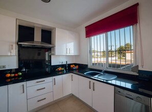 Refrigerador, microondas, horno y lavavajillas