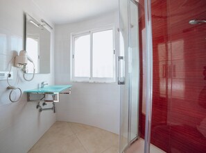 Baignoire, sĂšche-cheveux, serviettes fournies