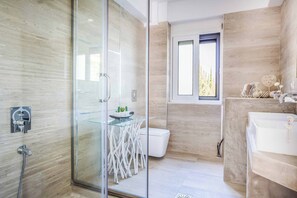 Bathtub, towels