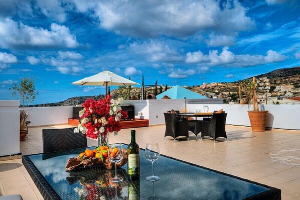 Outdoor dining - Stunning Penthouse With Sea Views, Large Rooftop Terrace And Swimming Pool. (Peyia)