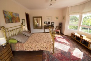 5 bedrooms, iron/ironing board, free WiFi
