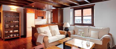 Una televisión, una chimenea, un reproductor de DVD