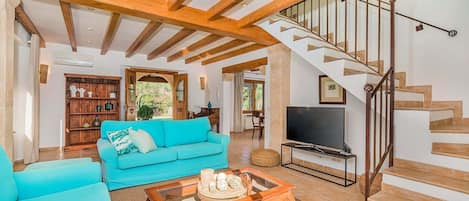 Televisie en een open haard