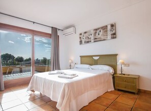 3 dormitorios, tabla de planchar con plancha, ropa de cama