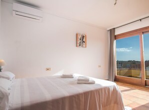 3 bedrooms, iron/ironing board, bed sheets