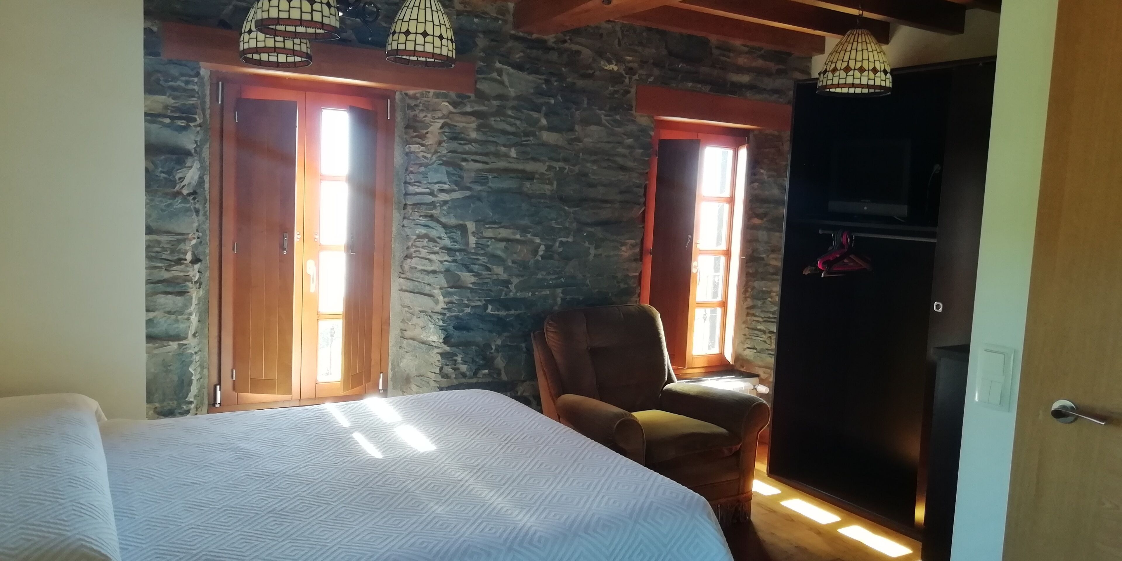 3 habitaciones, tabla de planchar con plancha, wifi y ropa de cama 