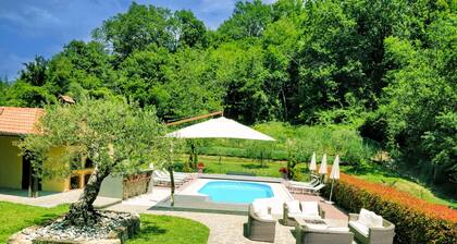 3 Bed 4 Bath Private Villa, Heated Pool, Spa, Firepit, BBQs, Pizza Oven, Garden