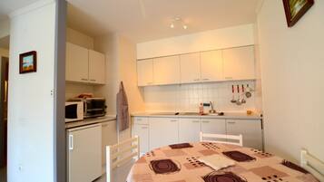 Refrigerador, microondas, lavavajillas, cafetera/tetera