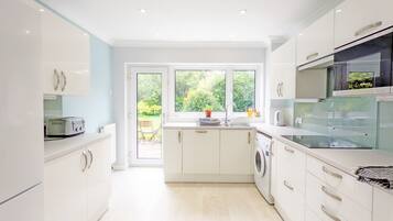 Kühlschrank, Mikrowelle, Ofen, Geschirrspüler