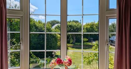 Still Waters, Emsworth - a cottage that sleeps 8 guests in 4 bedrooms