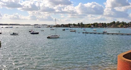 Still Waters, Emsworth -  a cottage that sleeps 8 guests  in 4 bedrooms
