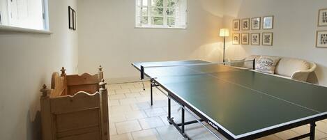 The Coach House: Ground floor games room with table tennis