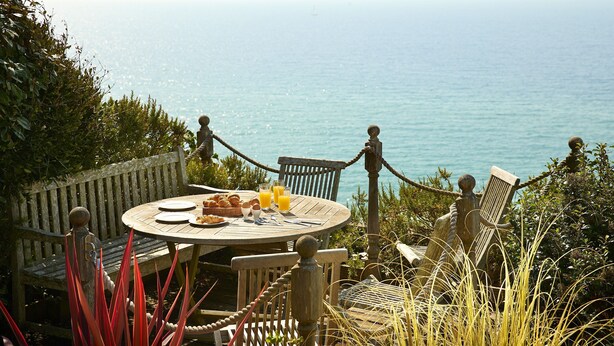 A round wooden table with chairs, a bench, and a view of the sea. - Beach View, Southbourne, Nr Bournemouth , Dorset (Southbourne)