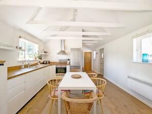 Jääkaappi, mikroaaltouuni, uuni, astianpesukone