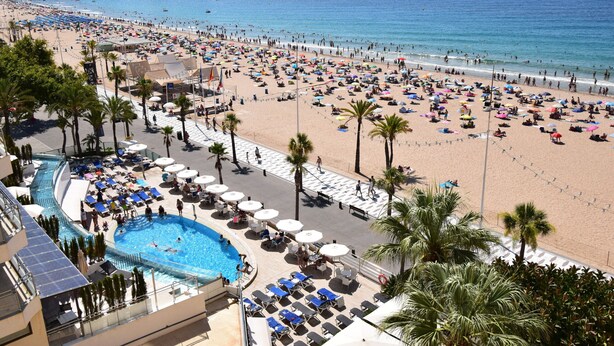 A beach resort with a swimming pool, beach umbrellas, and lounge chairs. - MIRAMAR PLAYA (STUDIO) (Benidorm)