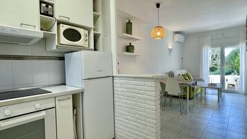 Réfrigérateur, micro-ondes, four, cafetiÚre/bouilloire