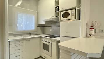 Réfrigérateur, micro-ondes, four, cafetiÚre/bouilloire