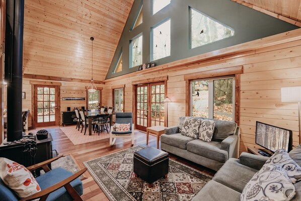 TV, fireplace - Glacier Springs Cabin #21 - This family home says Cabin in the Country! (Deming)