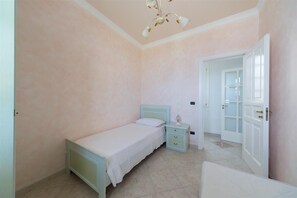 3 bedrooms, iron/ironing board, Internet, bed sheets - La Ripostiera by BarbarHouse (Castro)