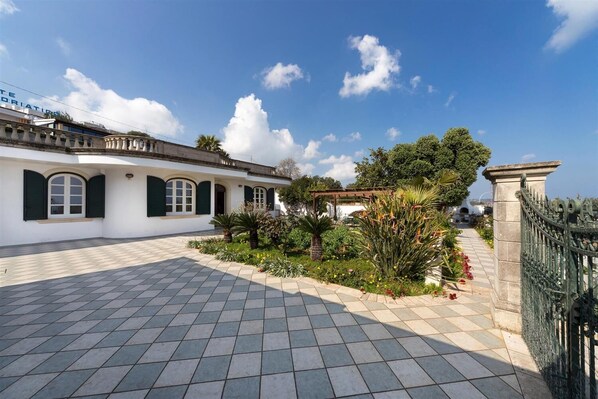 Property grounds - La Ripostiera by BarbarHouse (Castro)
