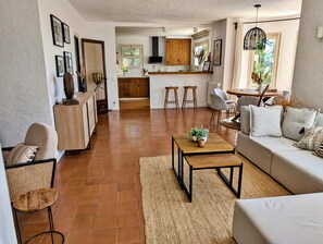 Fernseher, Kamin, DVD-Player, Stereoanlage