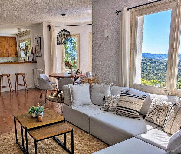 Fernseher, Kamin, DVD-Player, Stereoanlage