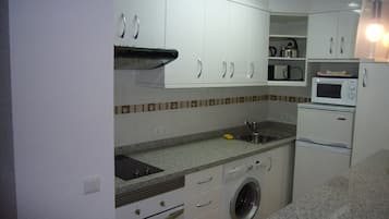 Een koelkast, een magnetron, een oven, een kookplaat