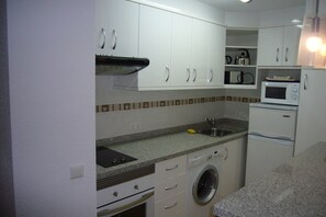Frigorífico, microondas, horno y placa de cocina