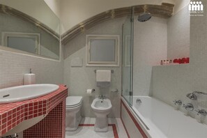 Bathtub, hair dryer - Ca' Cerchieri 1 Cosy Apartment (Venice)