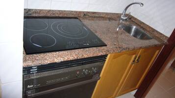 Een koelkast, een magnetron, een oven, een kookplaat