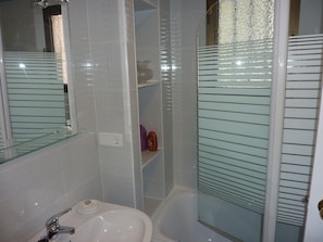 Duschwanne, Haartrockner, Bidet, HandtĂŒcher