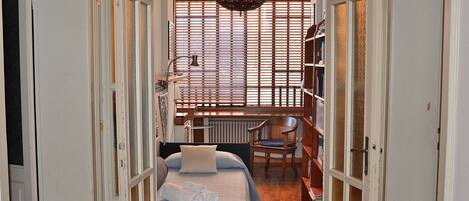 3 chambres, bureau, fer et planche à repasser, lits bébé (en supplément)