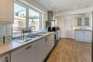 Microwave, oven, dishwasher, toaster - 5 Bed in Woolacombe (oc-heath) (Woolacombe)