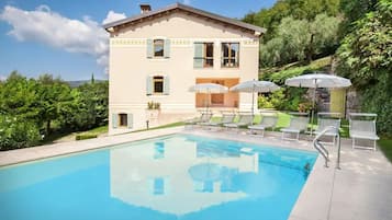 5 bedrooms, individually decorated, individually furnished