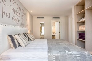 1 habitación, tabla de planchar con plancha y cuna de viaje 