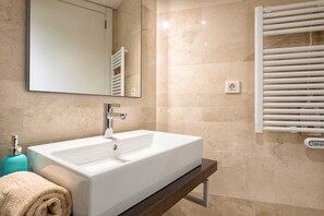 Ducha, secador de pelo, toallas, papel higiénico