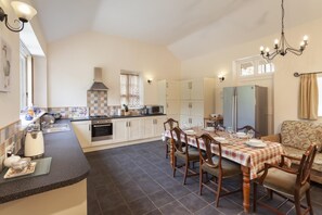 Microwave, oven, dishwasher, high chair - The Mill House, Bampton (Bampton)
