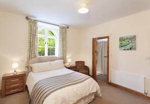 3 bedrooms, iron/ironing board, free Internet, bed sheets