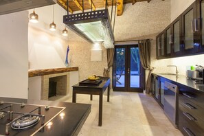 Kjøleskap, mikrobølgeovn, ovn og oppvaskmaskin