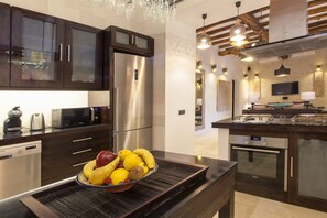 Kühlschrank, Mikrowelle, Ofen, Geschirrspüler