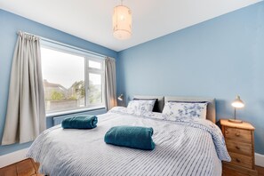 4 عدّة غرف نوم ومكواة/لوح كي وسرير سفر وواي فاي مجانًا