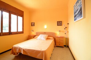 Iron/ironing board, bed sheets