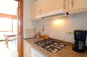 Fridge, microwave, oven, coffee/tea maker - APARTMENT RIELLS DE MAR A6 1D (L'Escala)